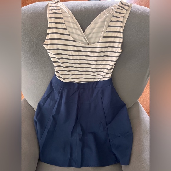 Dresses - Picture 5 of 10